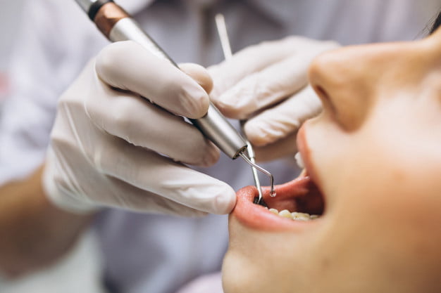 paciente-mujer-dentista_1303-9364