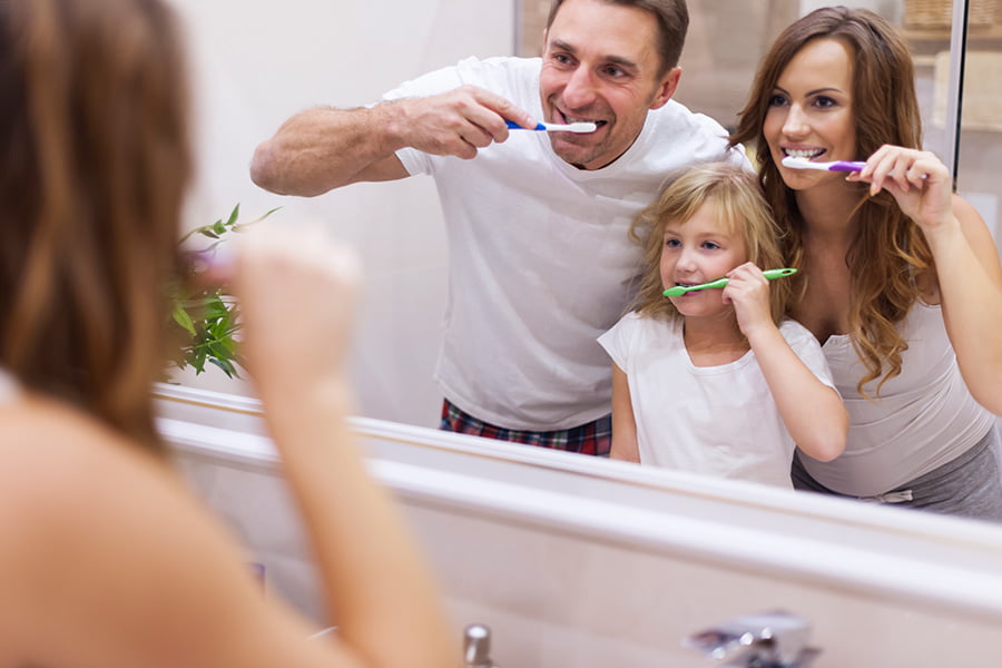 4 motivos por los que NO debes limpiar tu cepillo con agua oxigenada
