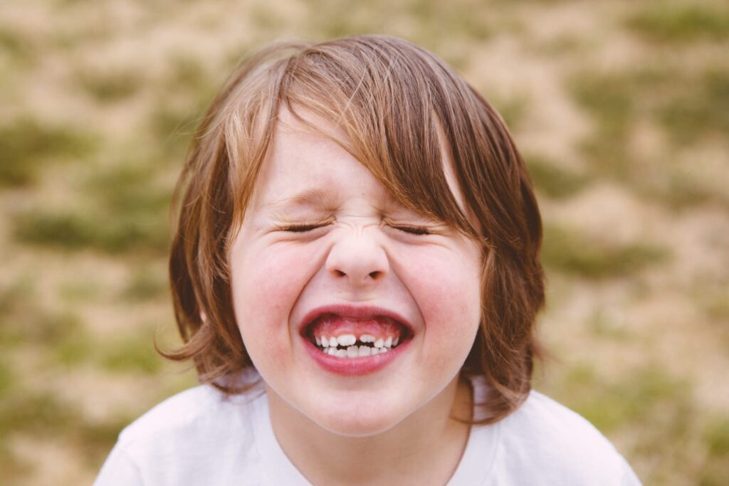 niño dientes torcidos