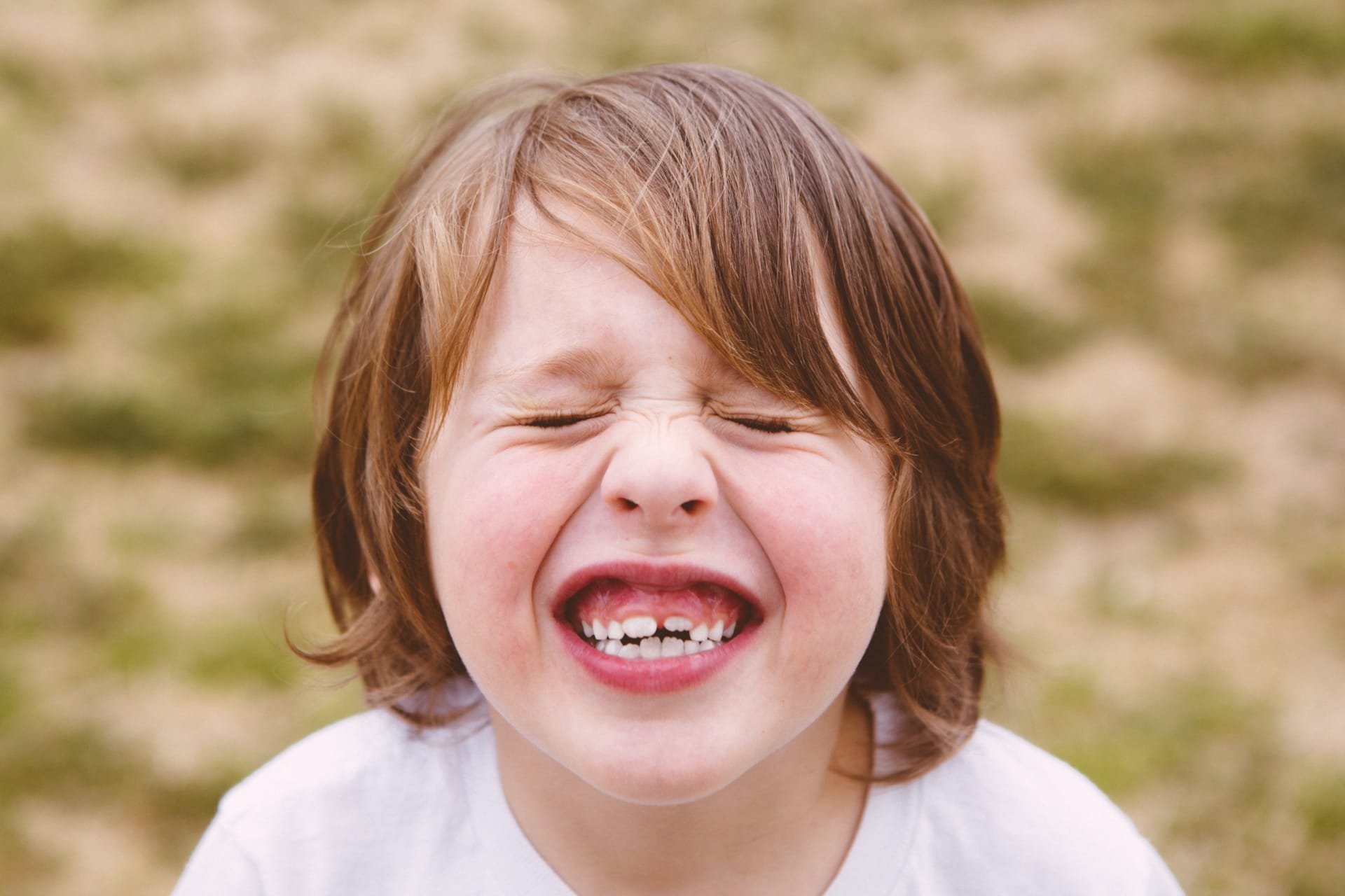 niño dientes torcidos